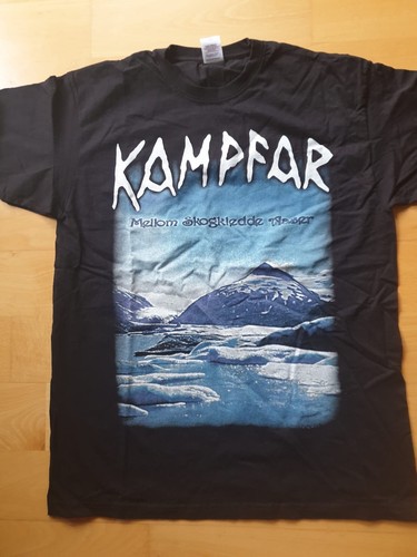 Kampfar mellom skogkledde - mellom,